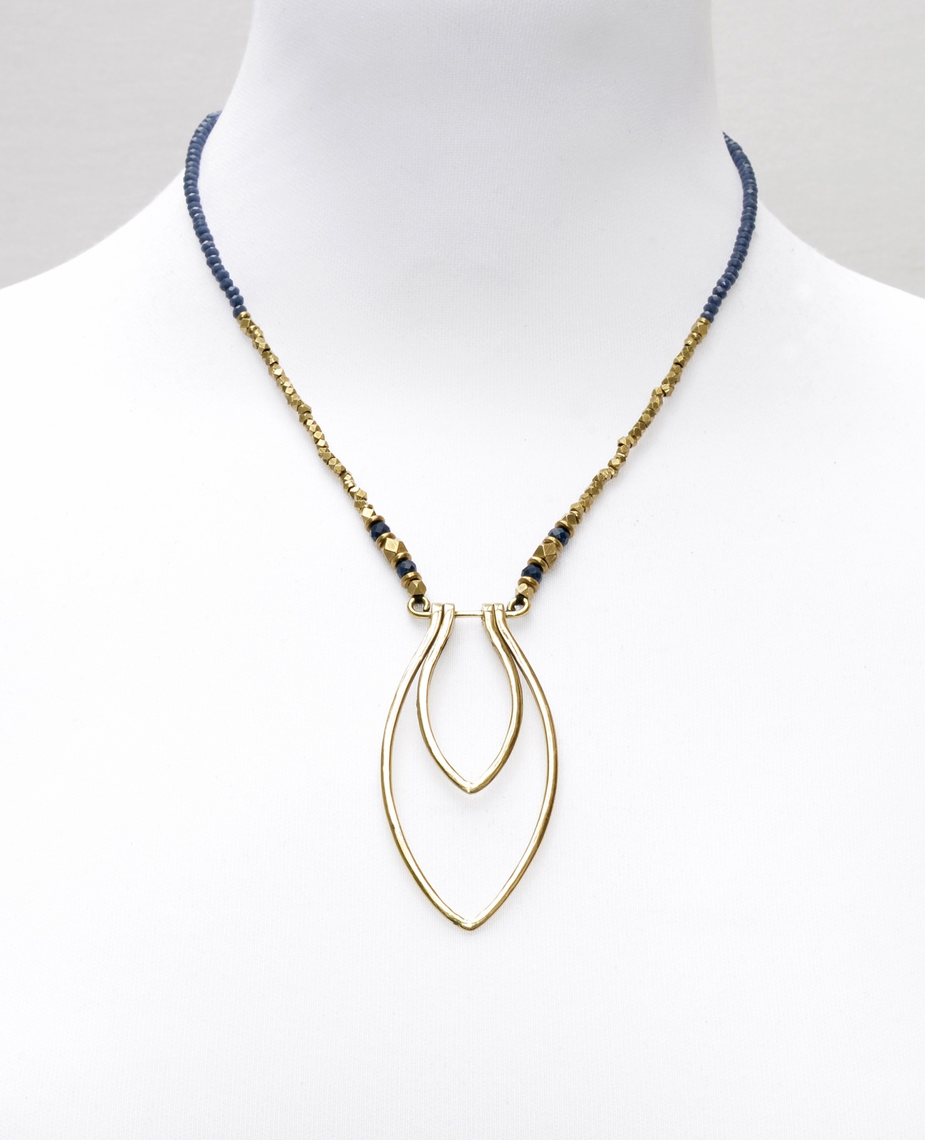 Collier en perles bleues avec pendentif oval allongé de la marque française Nataraj