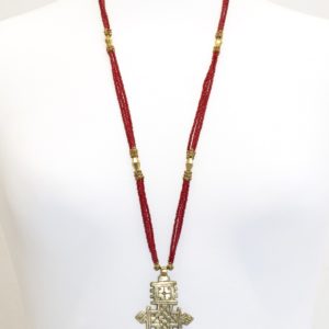 Sautoir Sheba en perles rouge avec croix en bronze de Nataraj