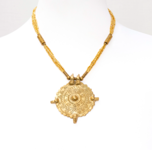 Collier Neith Amara de Nataraj avec pendentif rond gravé