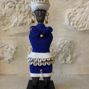 Poupée Namji perles bleues et cauris-Mukasa