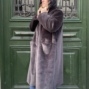 Manteau long fausse fourrue à capuche